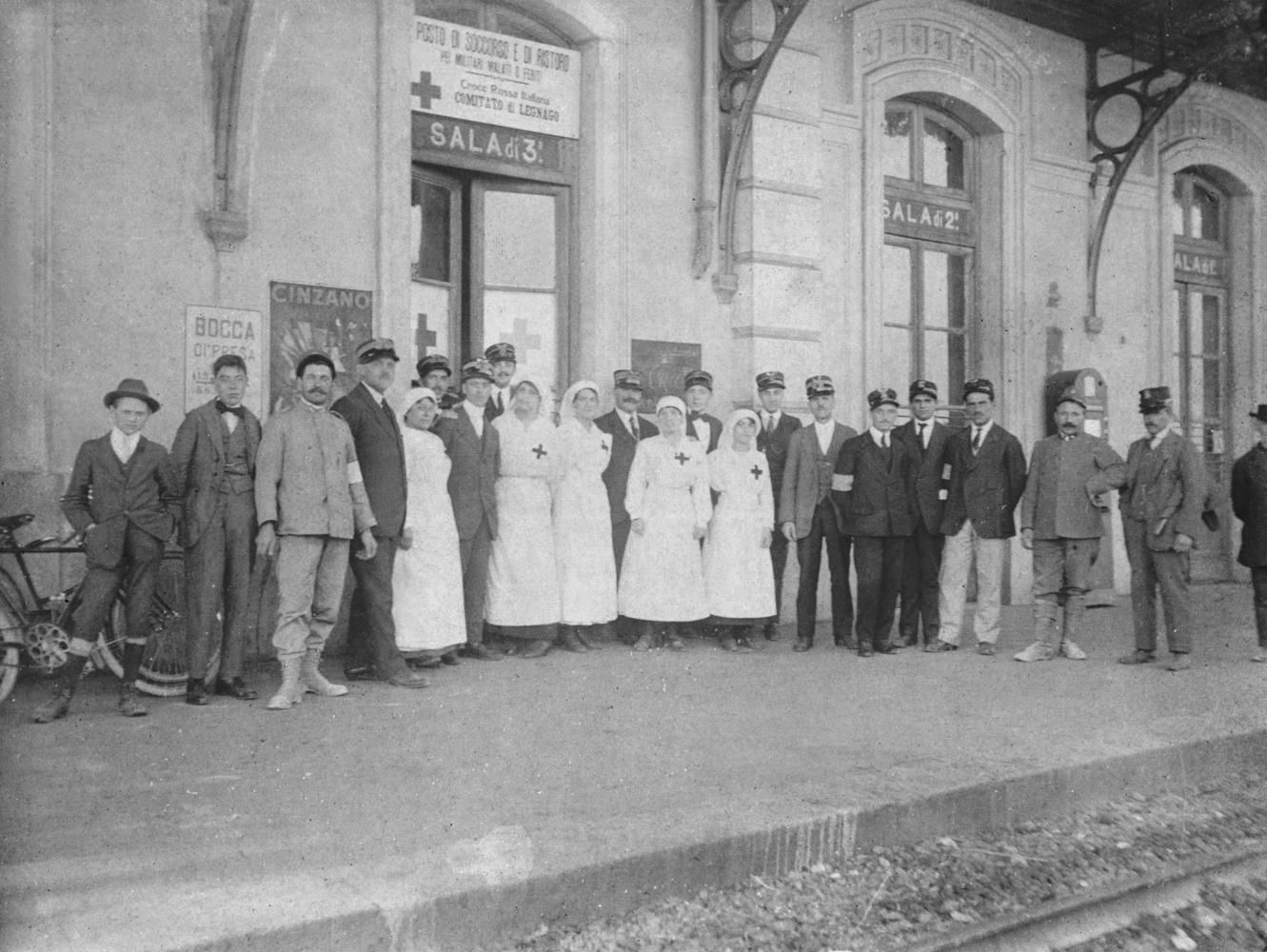 Immagine di crocerossine durante la Prima Guerra Mondiale, presso la Stazione di Legnago (VR)