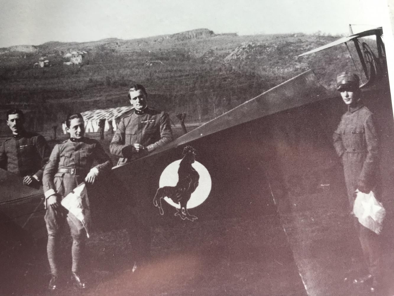 Militari che posano a fianco al loro biplano a Sovizzo (VI)