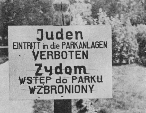 Tablica z II wojny światowej ustawiona przy wejściu do krakowskiego parku przez władze niemieckie.
