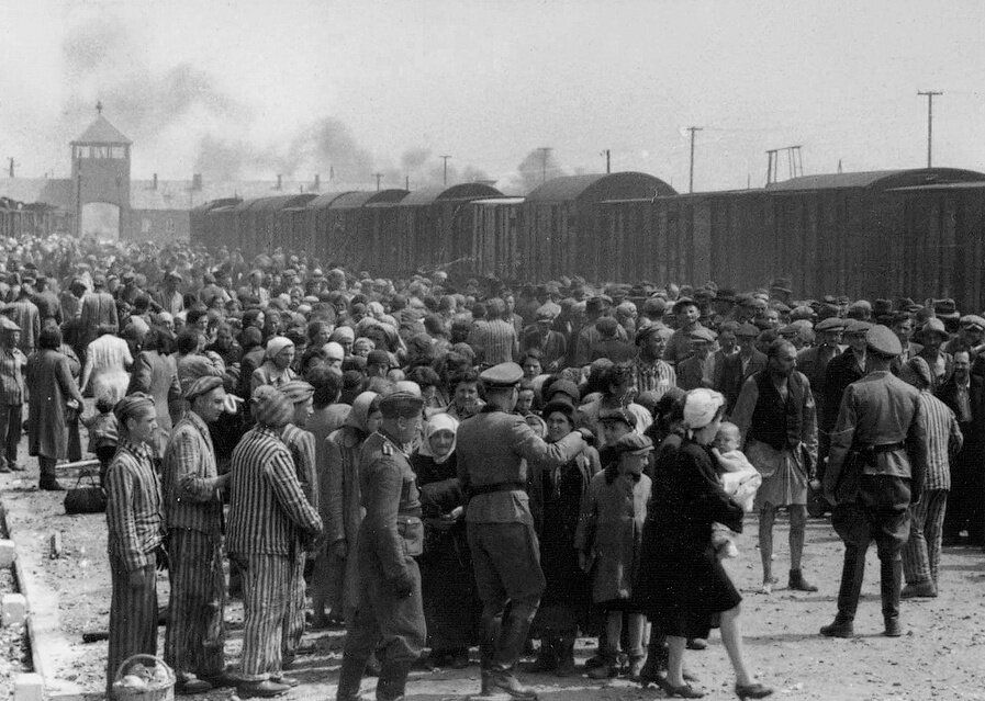 Żydzi z Zakarpacia przywiezieni transportem do obozu w Auschwitz- Birkenau.