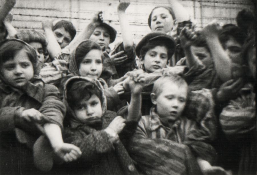 Dzieci w wyzwolonym obozie. Zdjęcie pochodzi ze zbiorów Państwowego muzeum Auschwitz - Birkenau.