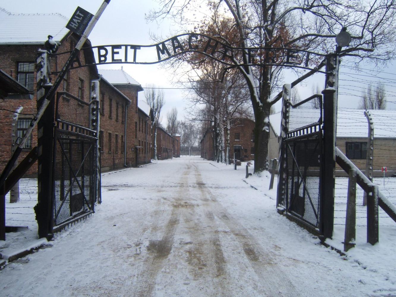 Brama prowadząca do obozu koncentracyjnego Auschwitz.