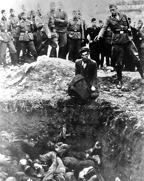 Zdjęcie przedstawia Żyda, który zostanie rozstrzelany przez Einsatzgruppen.